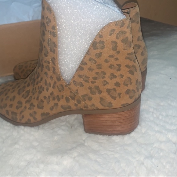 New in box Matisse suede cutout booties - Picture 3 of 6